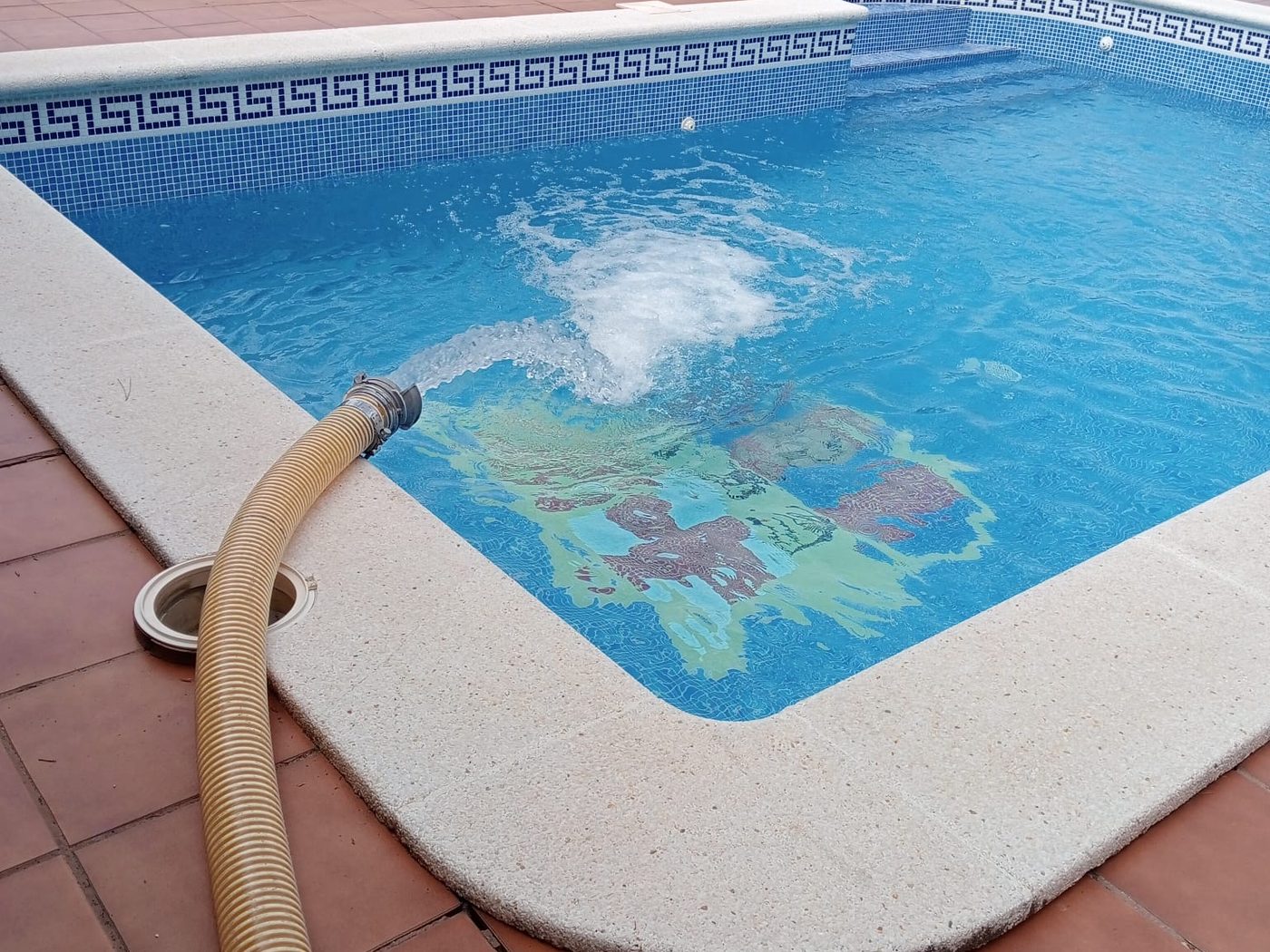 Llenado de una piscina con camión cisterna de agua potable